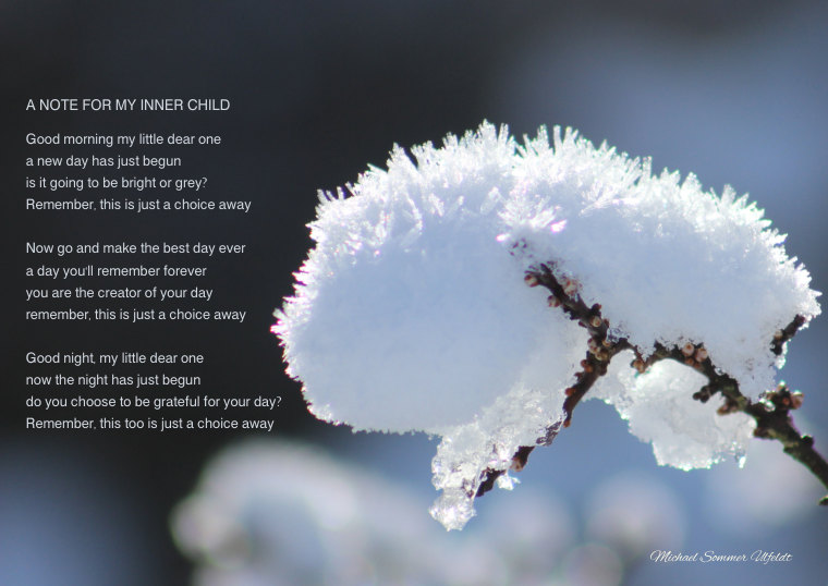 A Note for My Inner Child – En frostklædt gren og en kærlig morgen- og aftenhilsen til det indre barn.