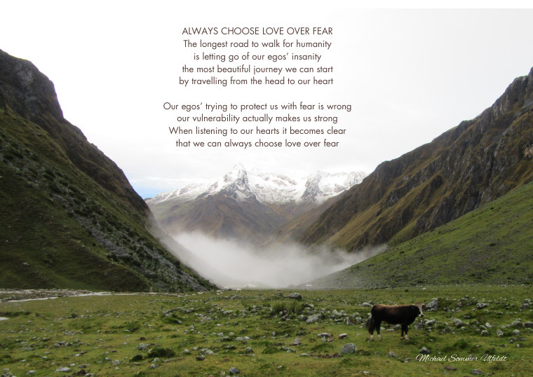 Always Choose Love over Fear – Et åbent bjerglandskab og et kort digt om rejsen fra hovedet til hjertet.