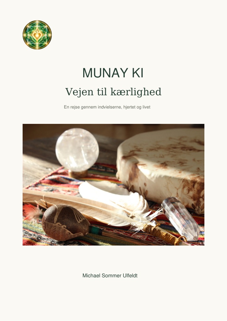 Forsiden af Munay Ki – Vejen til kærlighed med rundt Lysets Vogter-logo, fjer, krystal og tromme